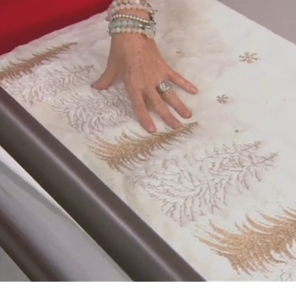 Home Reflections Faux Fur Christmas Bed Runner New - Picture 3 of 4